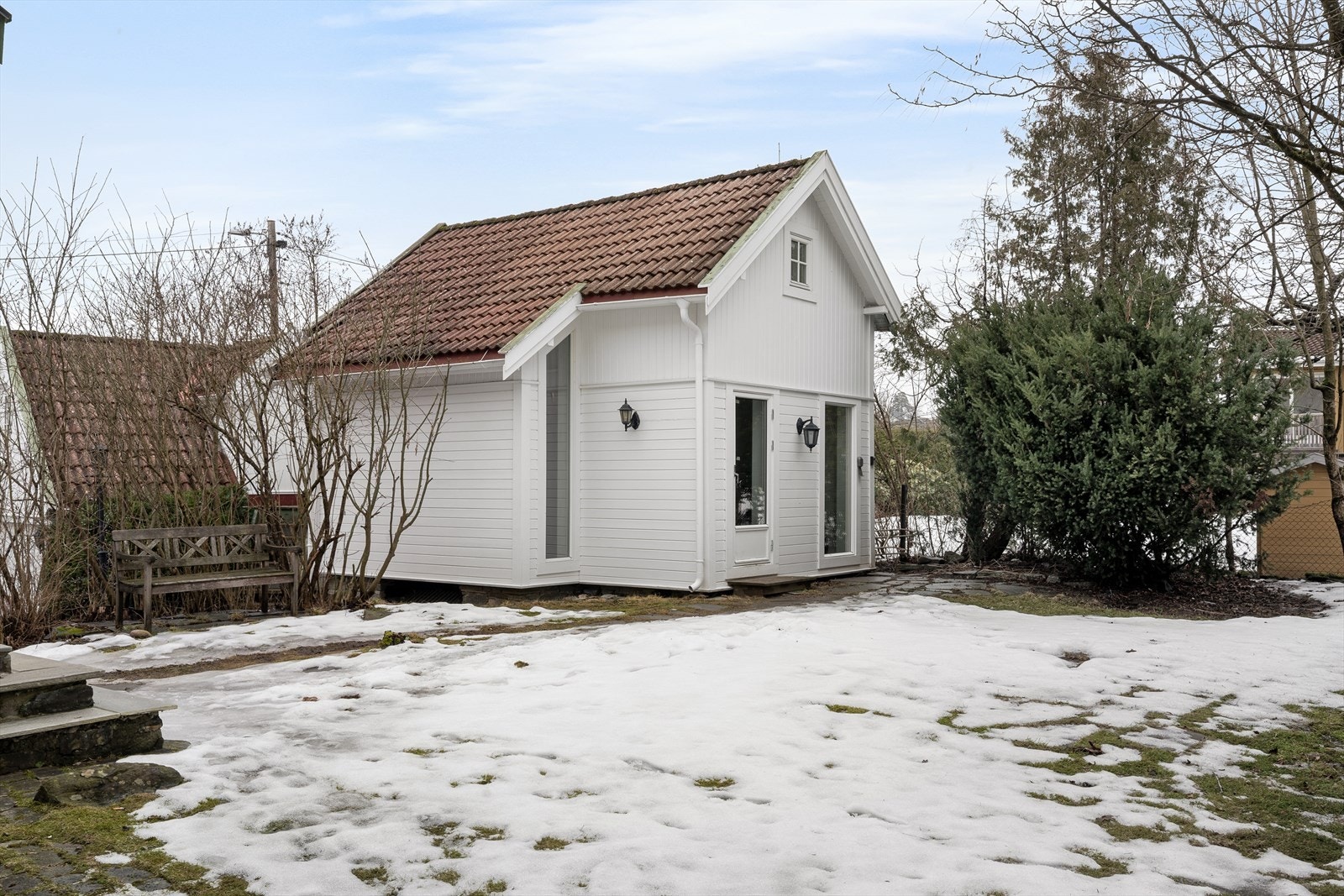 På tomten står også et frittstående anneks på ca. 31 m² over to plan. Galleribilde