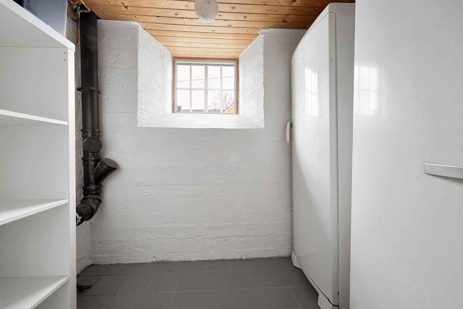 Kjelleren har to boder som gir rikelig med lagringsplass. Varmtvannsberederen på 300 liter er fra 2021. Galleribilde