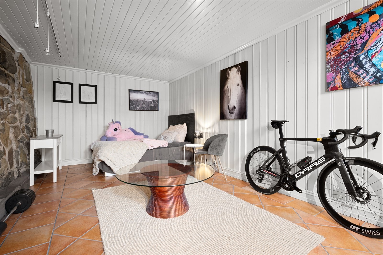 Innredet rom i kjeller med flislagt gulv og elektriske varmekabler. Rommet er ikke godkjent for varig opphold. Galleribilde