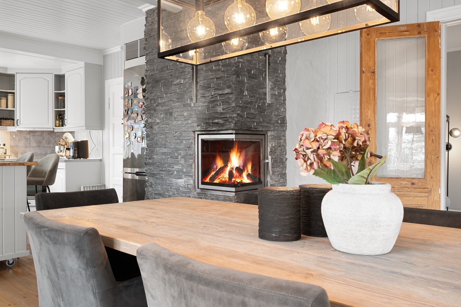 En moderne innsatspeis mellom spisestuen og kjøkkenet Galleribilde