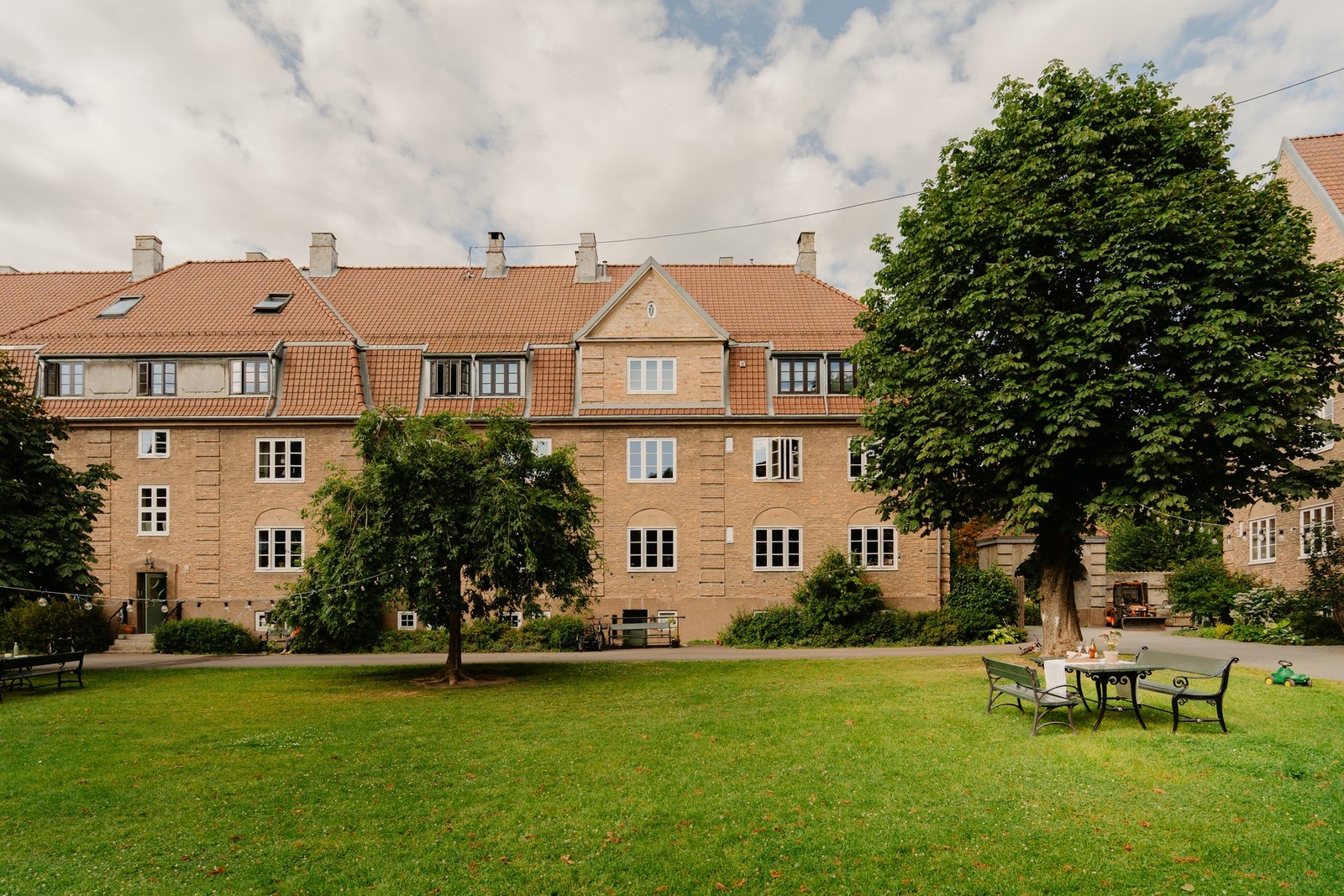 Selgers ord: "Selv om man bor midt i byen, føles det rolig og grønt. Bakgårdene er fulle av store kastanjetrær, bærbusker og frodige bed." Galleribilde