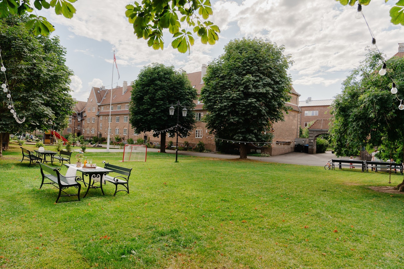 Selgers ord: "Lindern Hageby er helt unikt - det føles nesten som å være i en egen liten boble midt i byen. Her er det et utrolig levende nabolag." Galleribilde