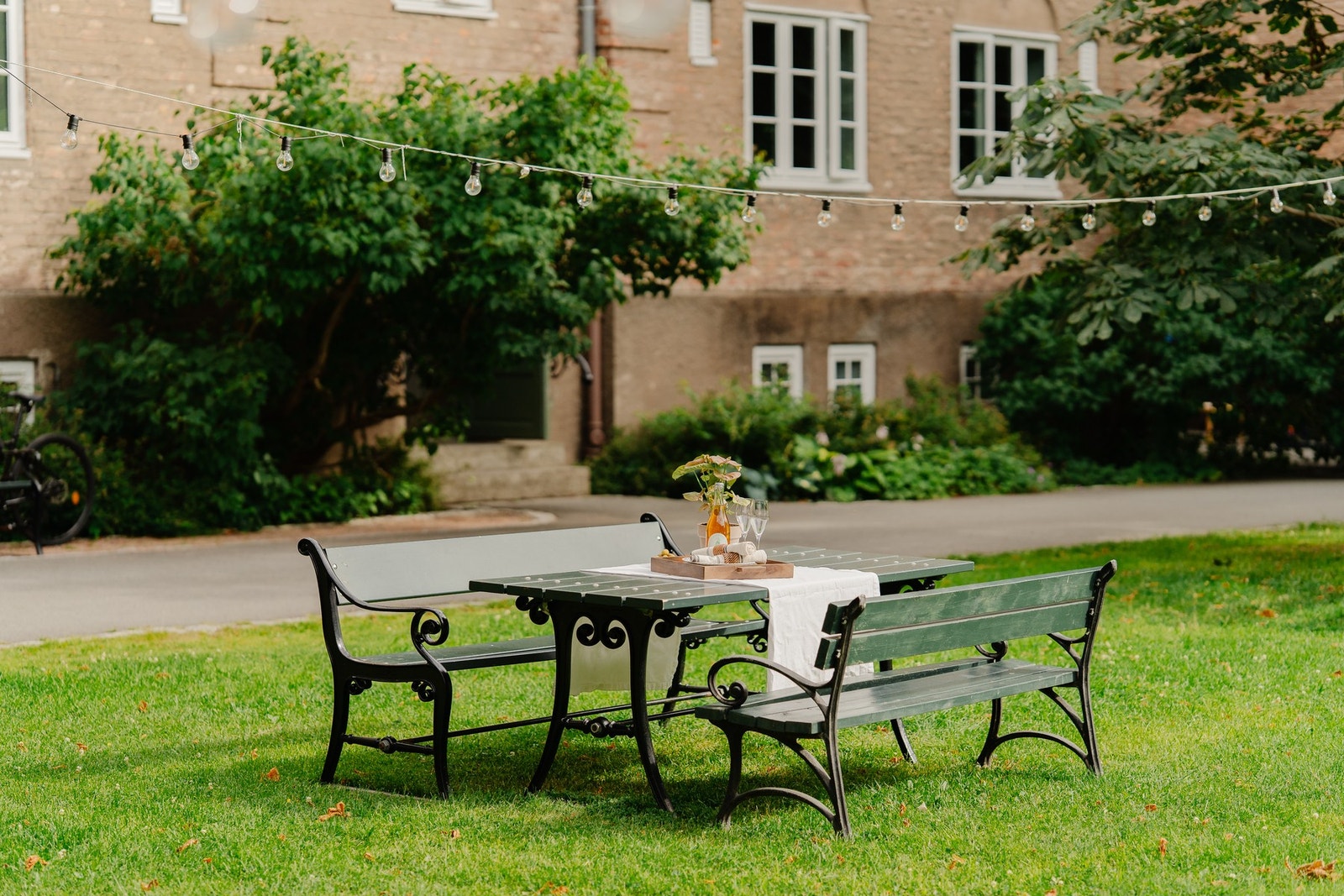 Selgers ord: "For en barnefamilie er det helt spesielt å ha et så trygt, sosialt og levende sted å vokse opp. Fra oppgangen kan du gå rett ut til bakgården." Galleribilde