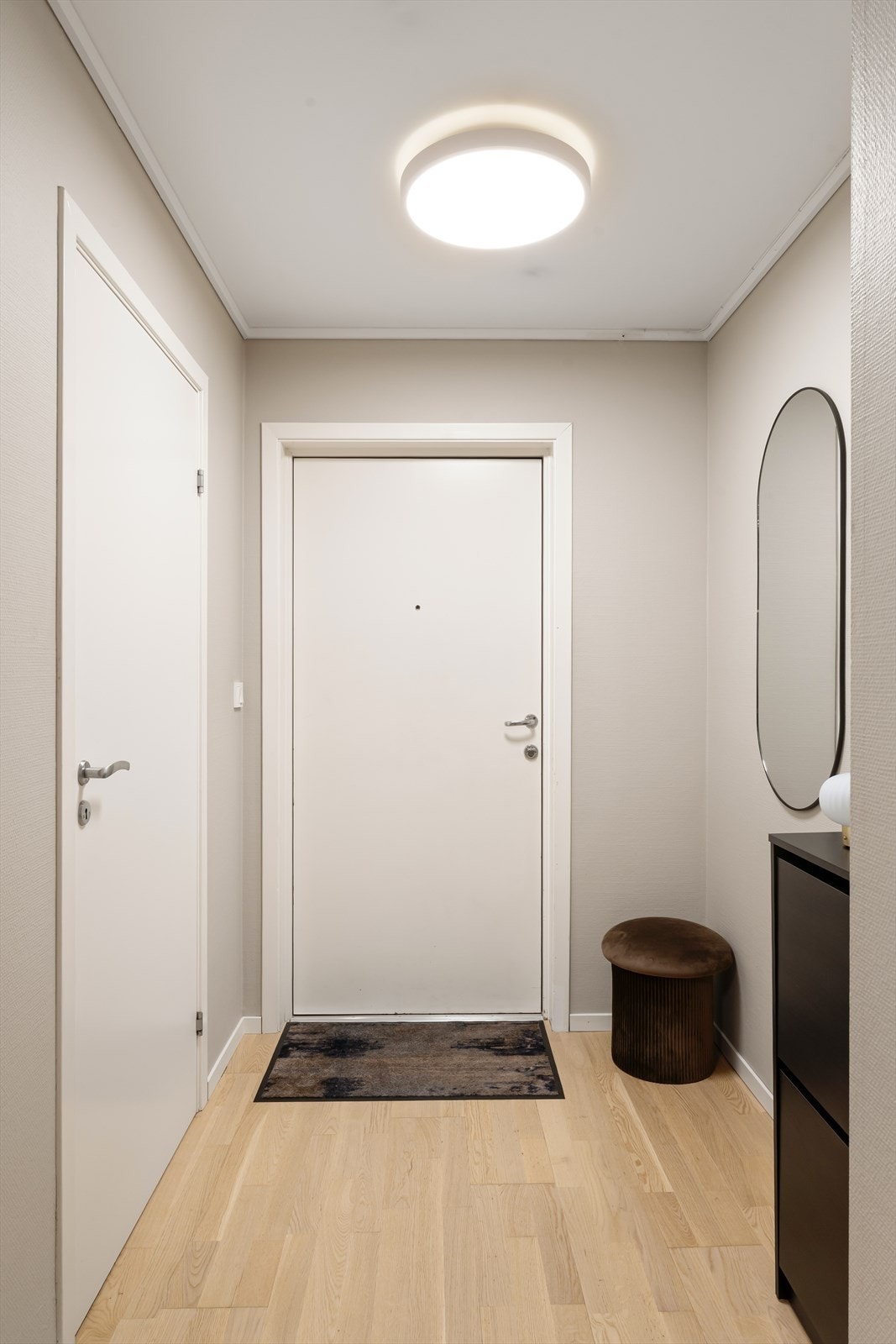 Det er en innvendig bod ved entré. Galleribilde