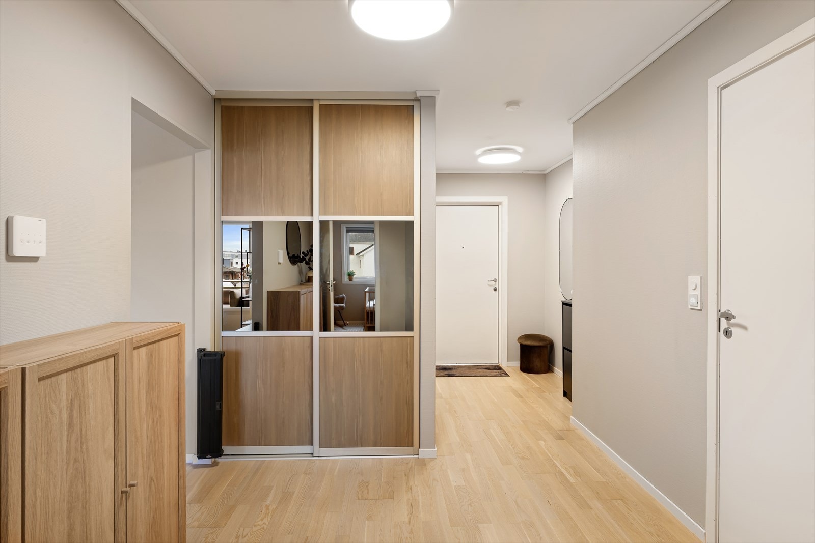 Gang med praktisk skyvesdørsgarderobe. Galleribilde