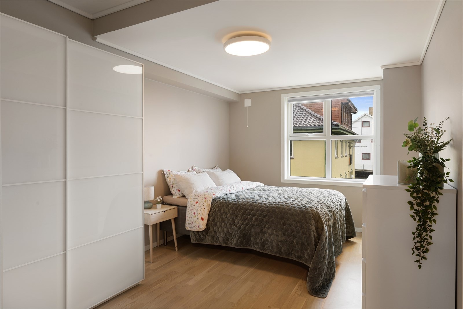 Hovedsoverom med god plass til dobbeltseng med tilhørende nattbord og garderober. Galleribilde