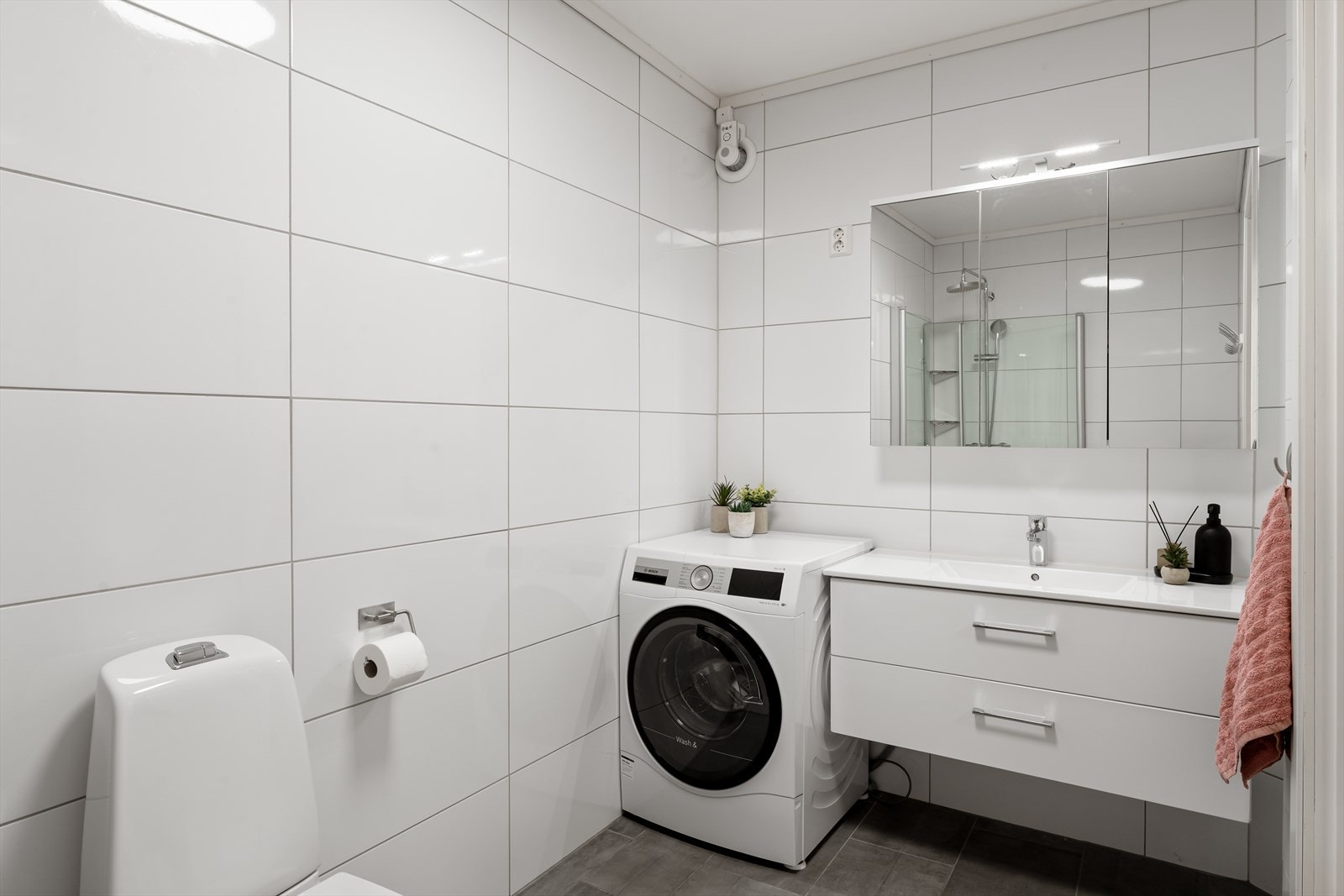 Moderne og lyst bad. Fliser på vegger og gulv. Galleribilde