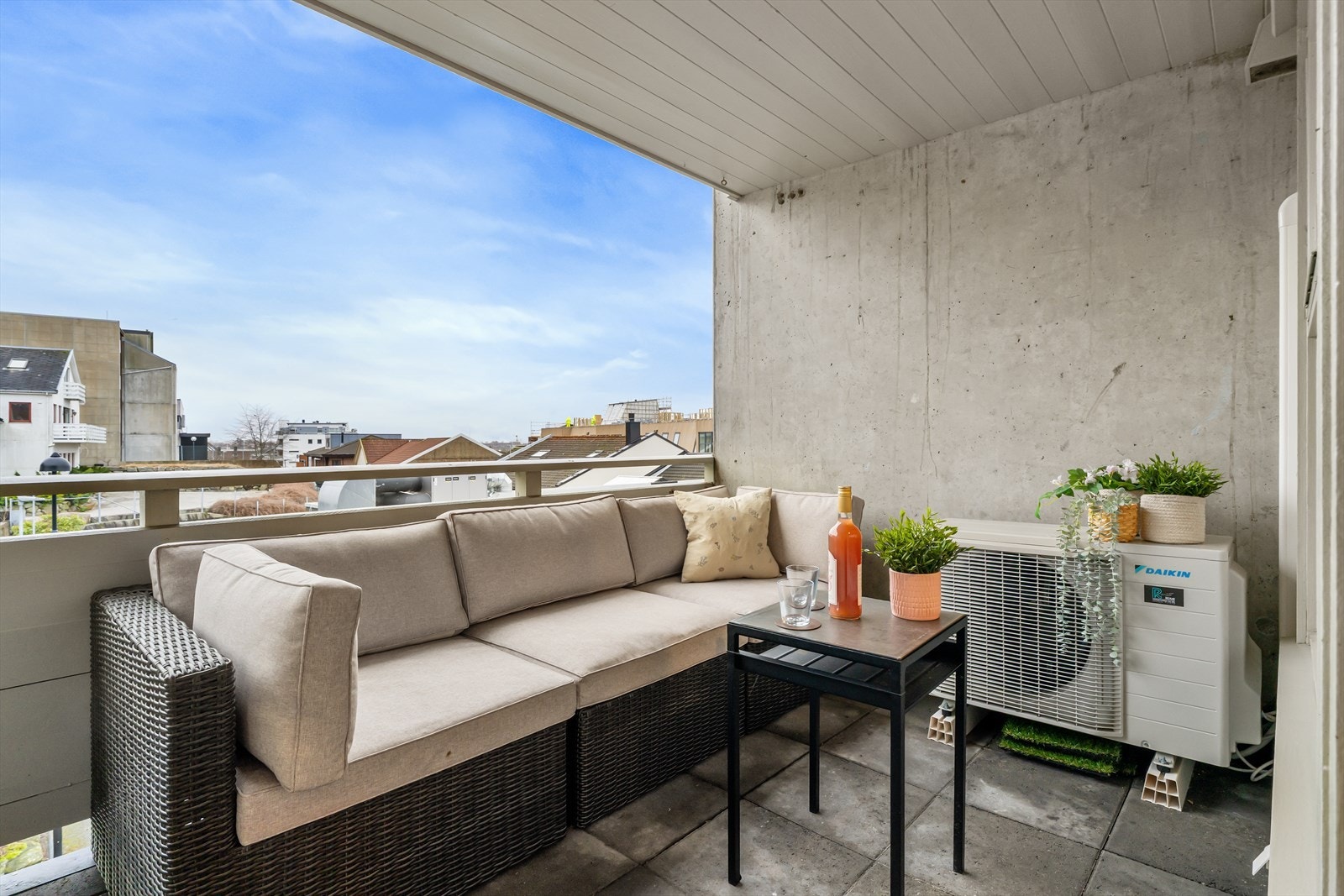 Vestvendt balkong på 8 m² med overbygg og ettermiddagssol. Galleribilde