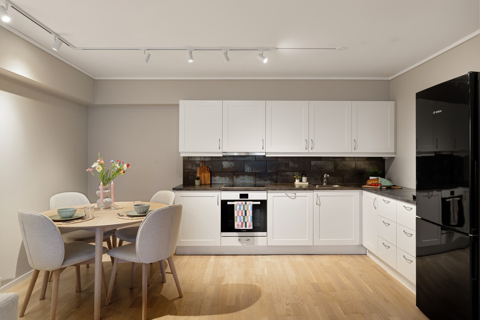 Kjekk leilighet med 2 soverom, god planløsning og ellers godt innhold. Det er parkering i lukket garasjeanlegg og heis i bygget. Galleribilde