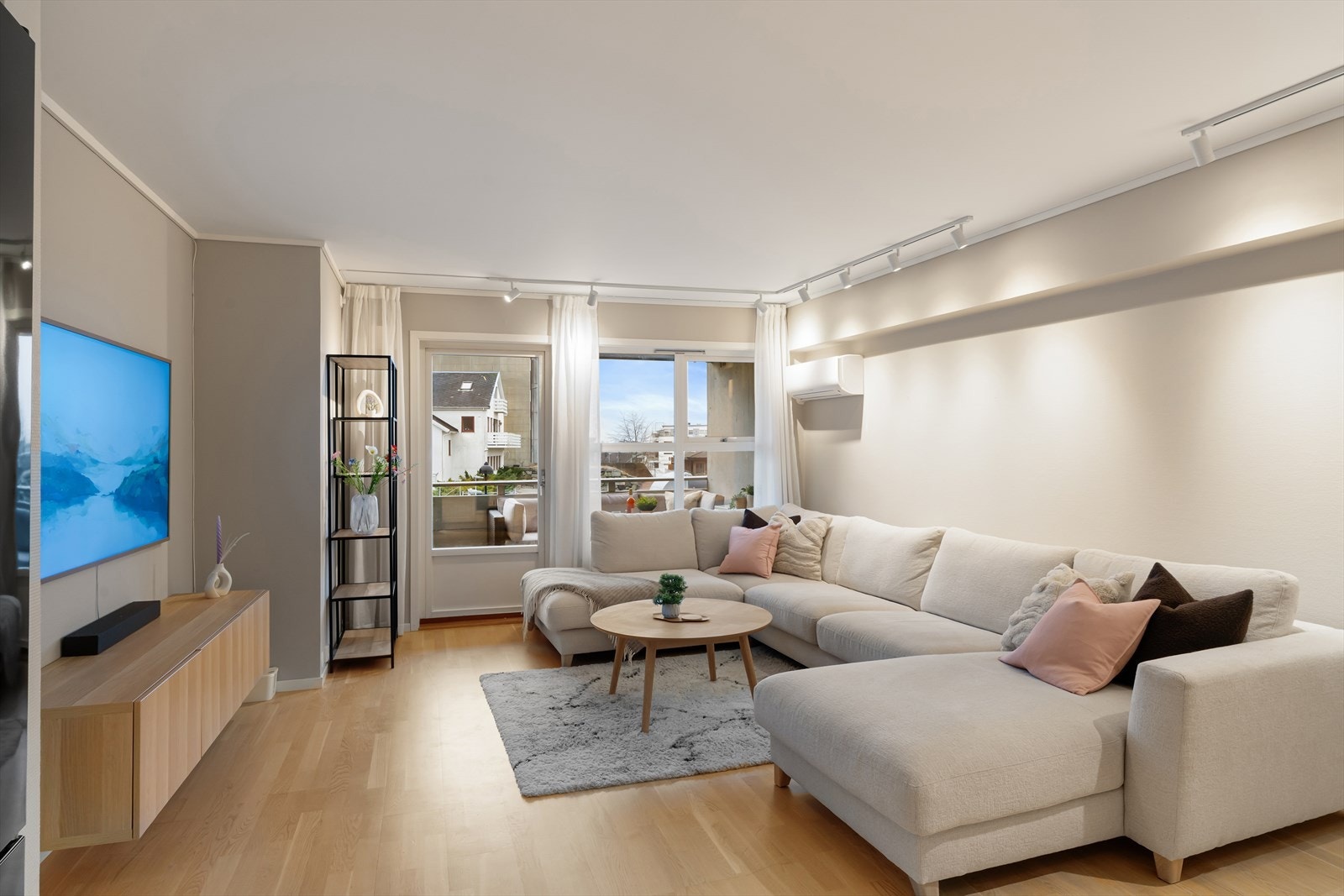 Parkett på gulv og vegger er malte i en behagelig farge. Det ble installert varmepumpe i 2025. Galleribilde