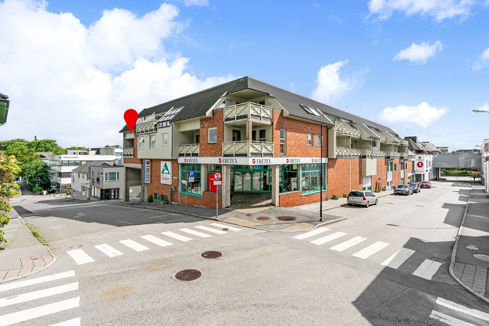 Leiligheten ligger i hjerte av Bryne sentrum. Hvis man vil ha mulighet til å kunne gå til alt, så er dette en perfekt plass å bo. Galleribilde