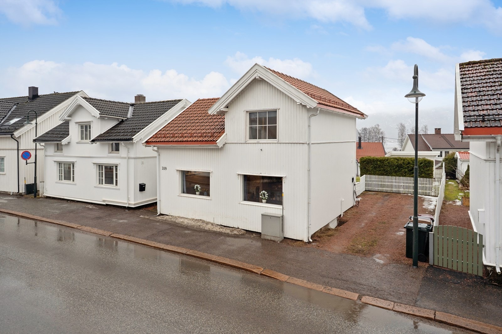 Storgaten 109 er en innholdsrik enebolig med attraktiv og sentral beliggenhet i Svelvik. Eiendommen har to biloppstillingsplasser i oppkjørselen. Galleribilde