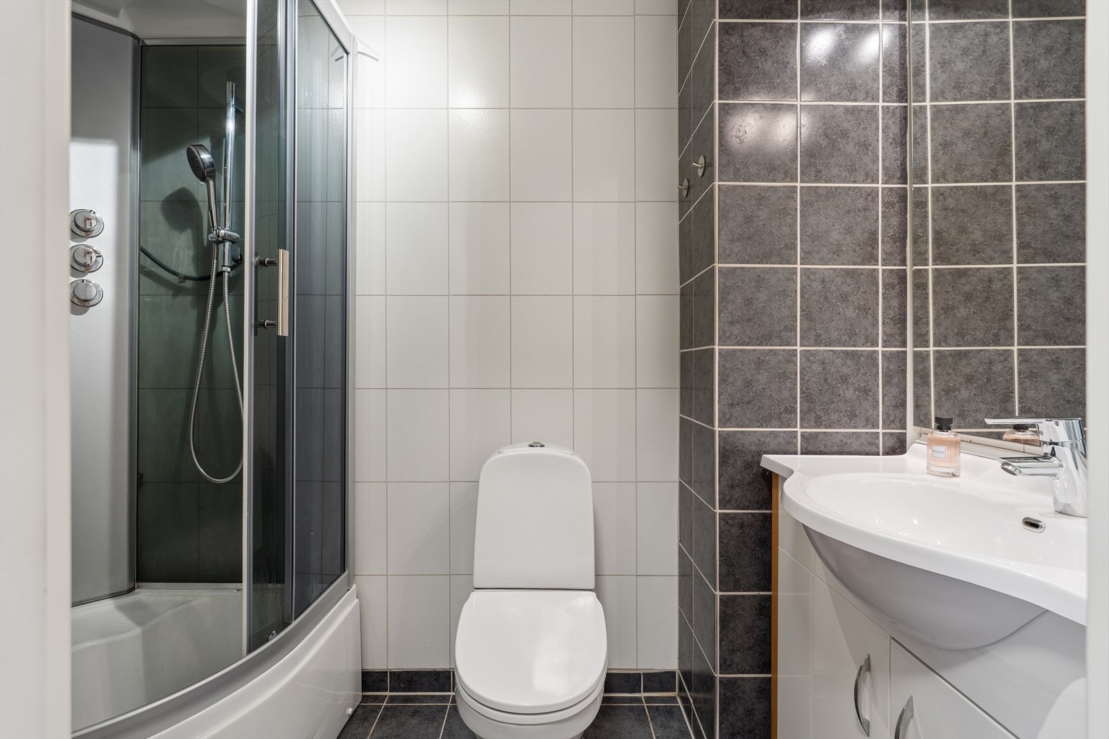 Badet i første etasje ble oppgradert i 2010 og har flislagt gulv med varmekabler. Galleribilde