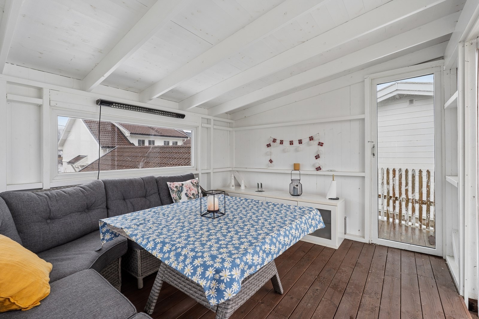 Utestuen i hagen fungerer som et lunt og hyggelig uterom store deler av året. Galleribilde