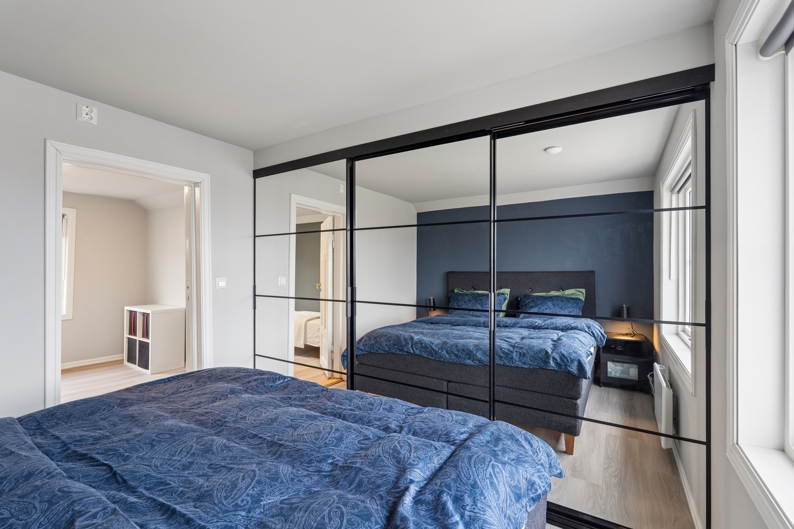 Hovedsoverommet er utstyrt med skyvedørsgarderobe. Galleribilde