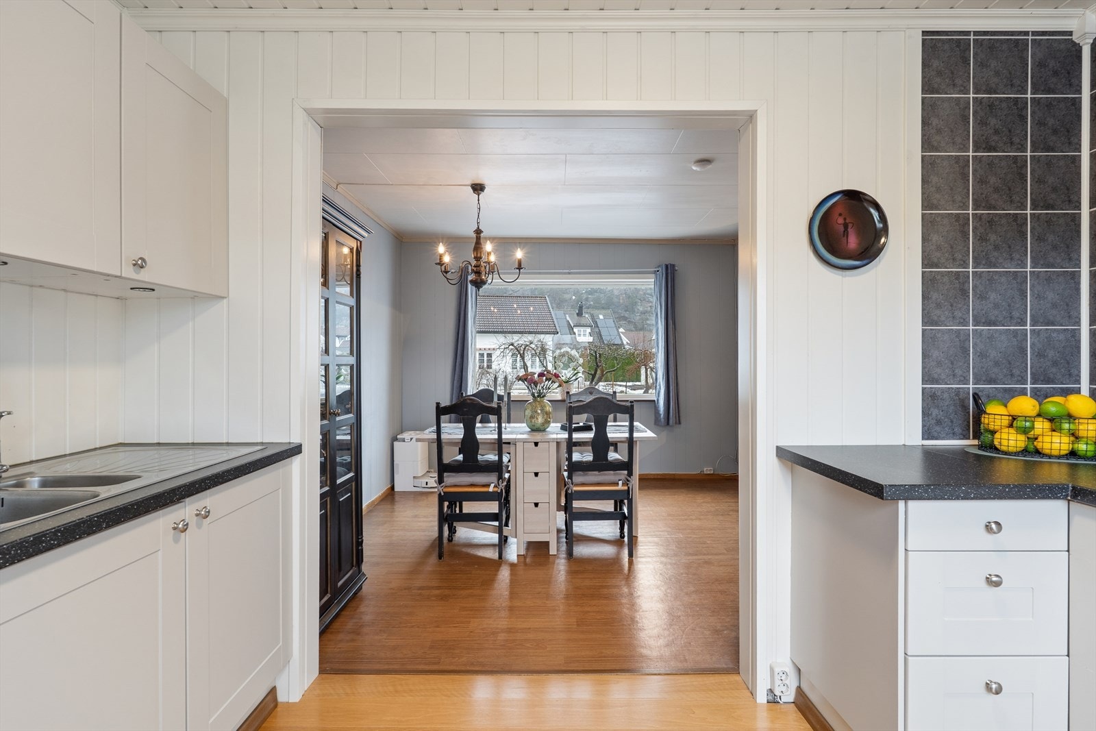 Kjøkkenet har en åpen og sosial forbindelse til spisestuen. Galleribilde