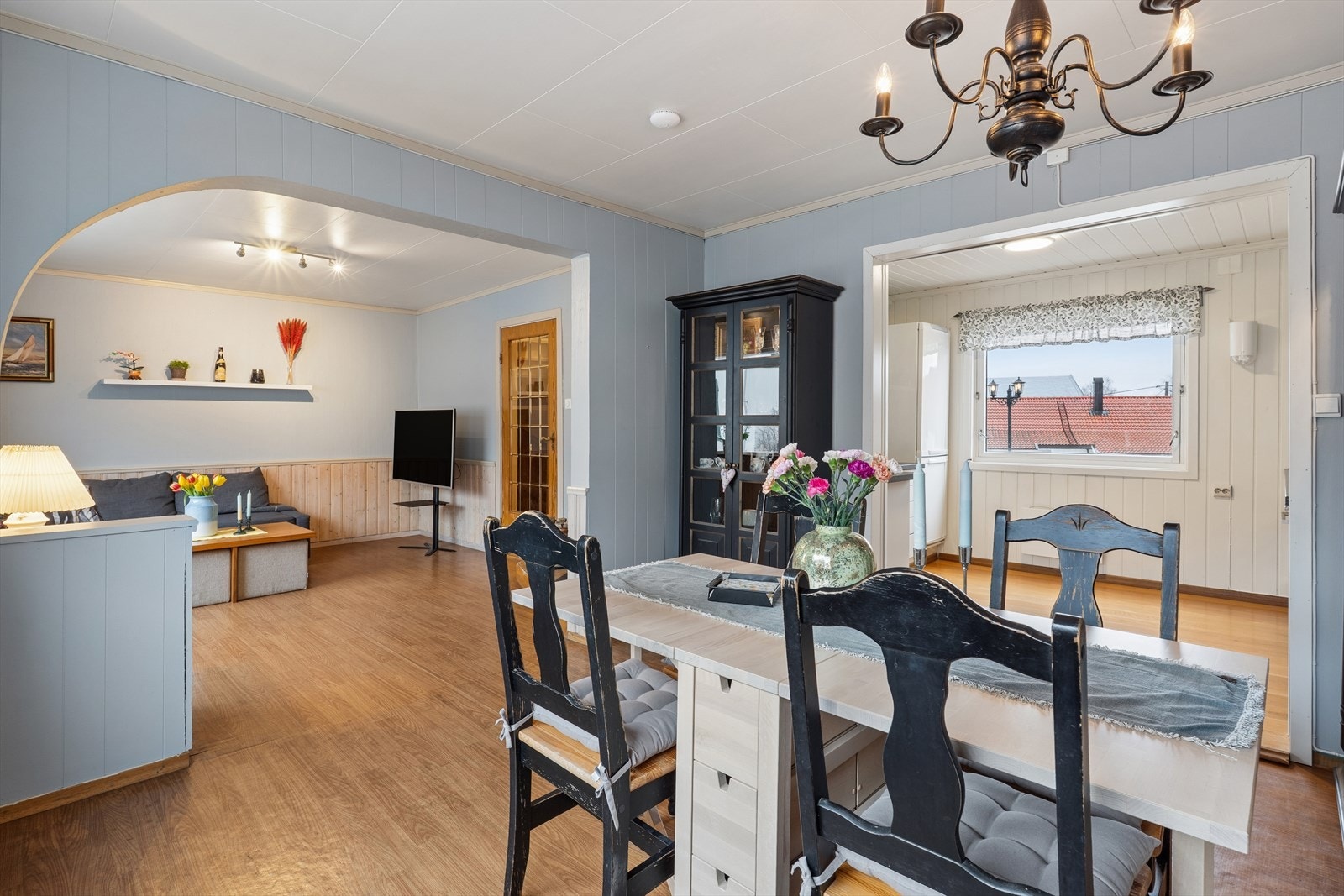 Oppholdsrommets gode utforming gir fleksible muligheter for naturlig soneinndeling. Galleribilde