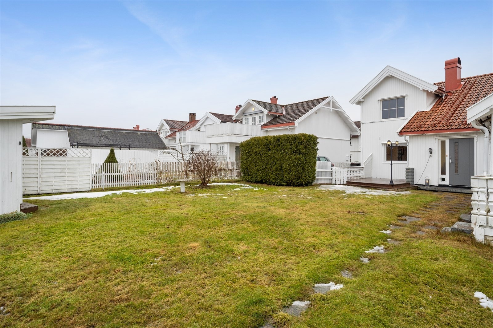 Eiendommen har i tillegg uthus på 10,8 m² og utestue på 10,1 m². Det gjøres oppmerksom på at det ikke foreligger dokumentasjon på at utestuen er byggemeldt. Oppføring av utestue kan være søknadspliktig. Galleribilde