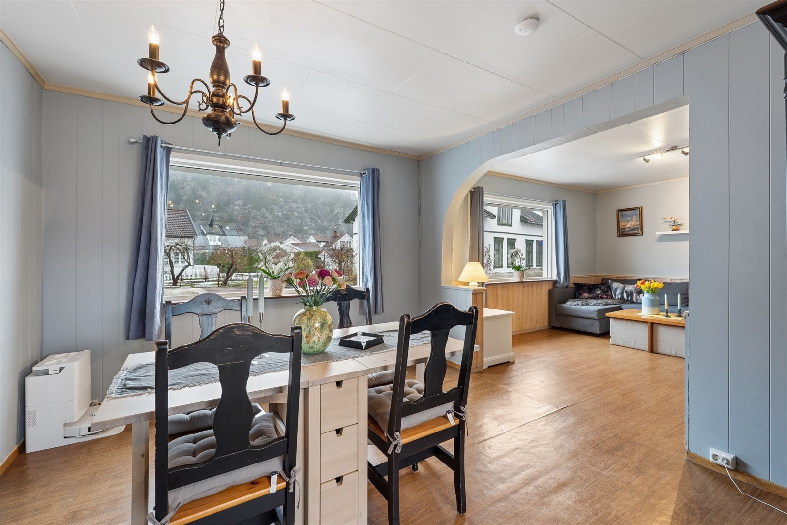 Spisegruppen kan med fordel plasseres i den naturlige sonen mellom kjøkkenet og stuen. Galleribilde