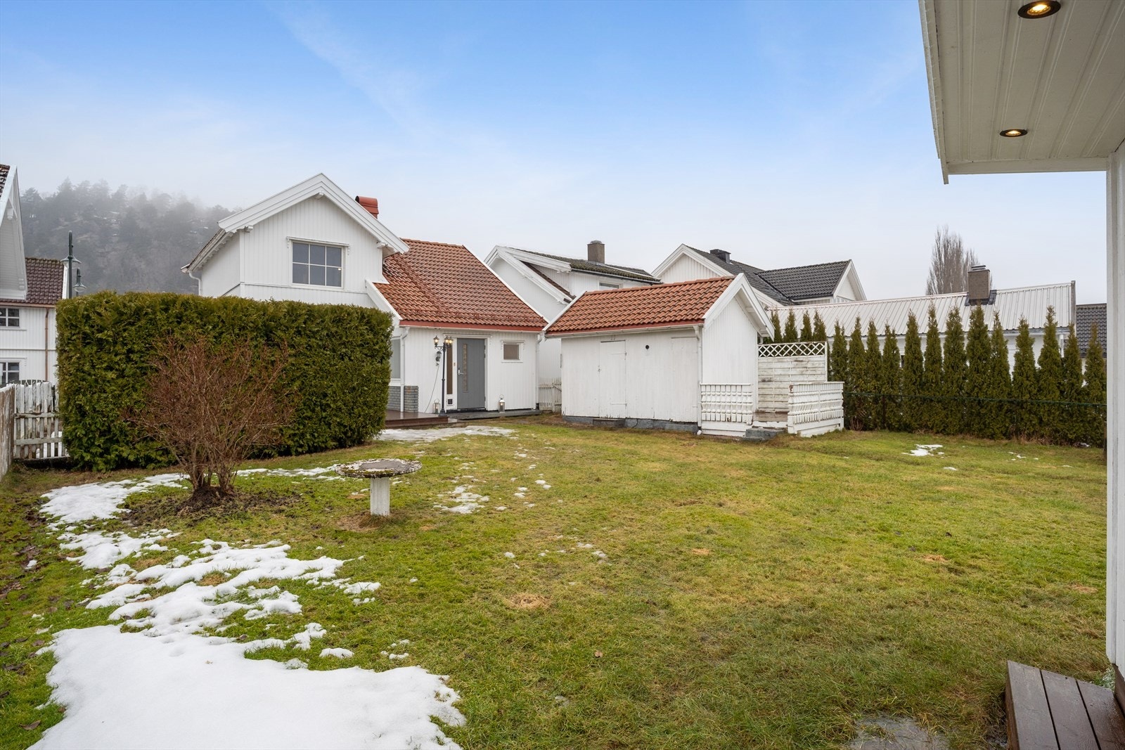 Eiendommen byr på en usjenert hage som er opparbeidet med gressplen, beplantning og prydbusker. Galleribilde