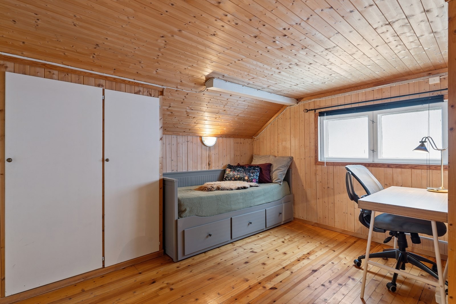 Loftstuen i andre etasje er et fleksibelt rom som egner seg godt som en ekstra stue, kontor eller lekerom. Galleribilde