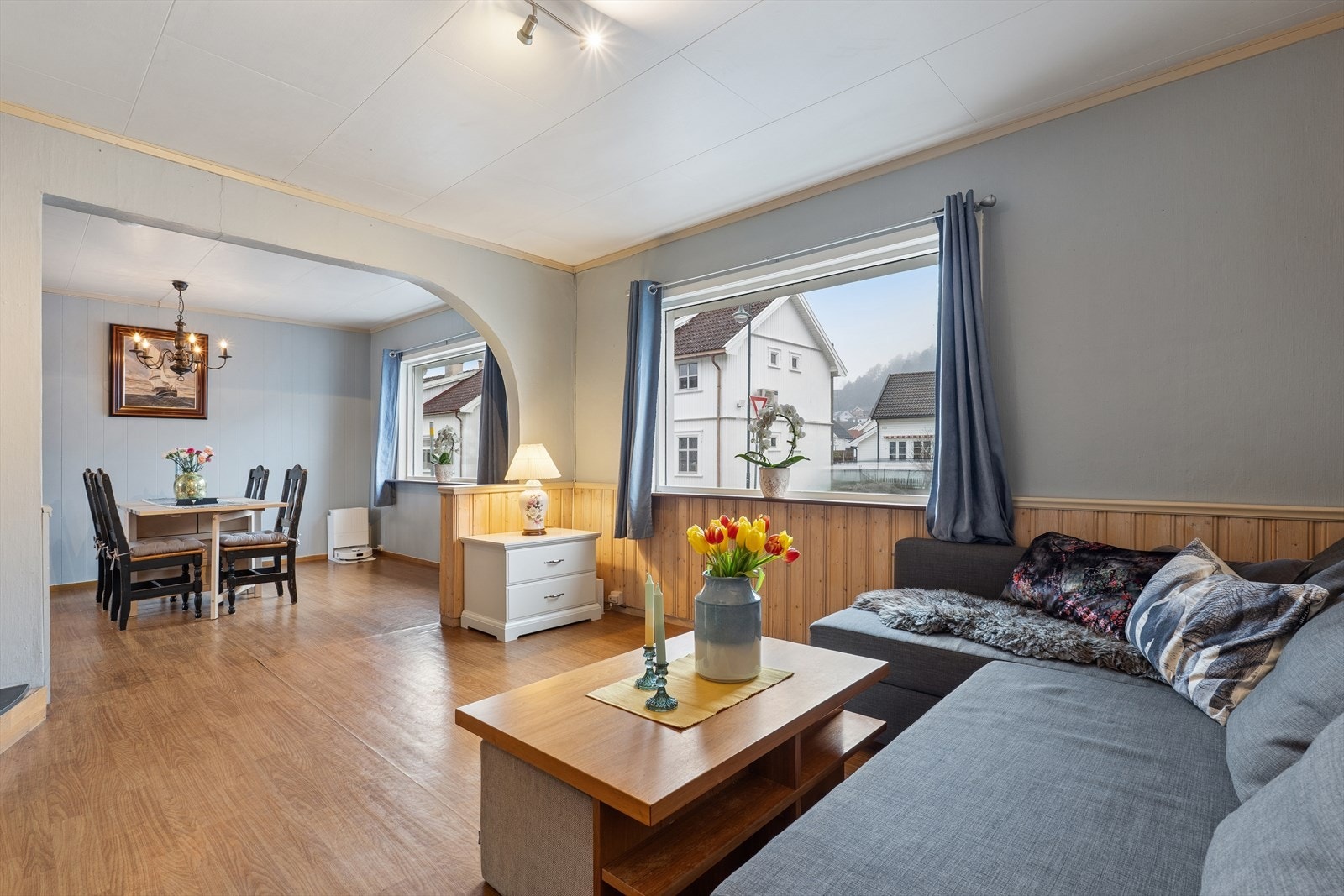 Den innholdsrike planløsningen gir boligen gode, sosiale oppholdsrom med fine møbleringsmuligheter. Galleribilde