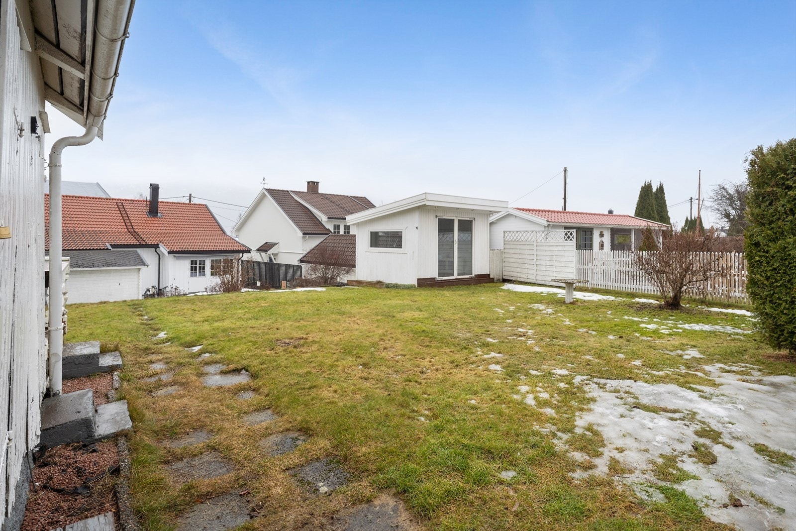 Tomten er relativt flat og gir en lettstelt hage med plass for lek og utendørsaktiviteter. Galleribilde