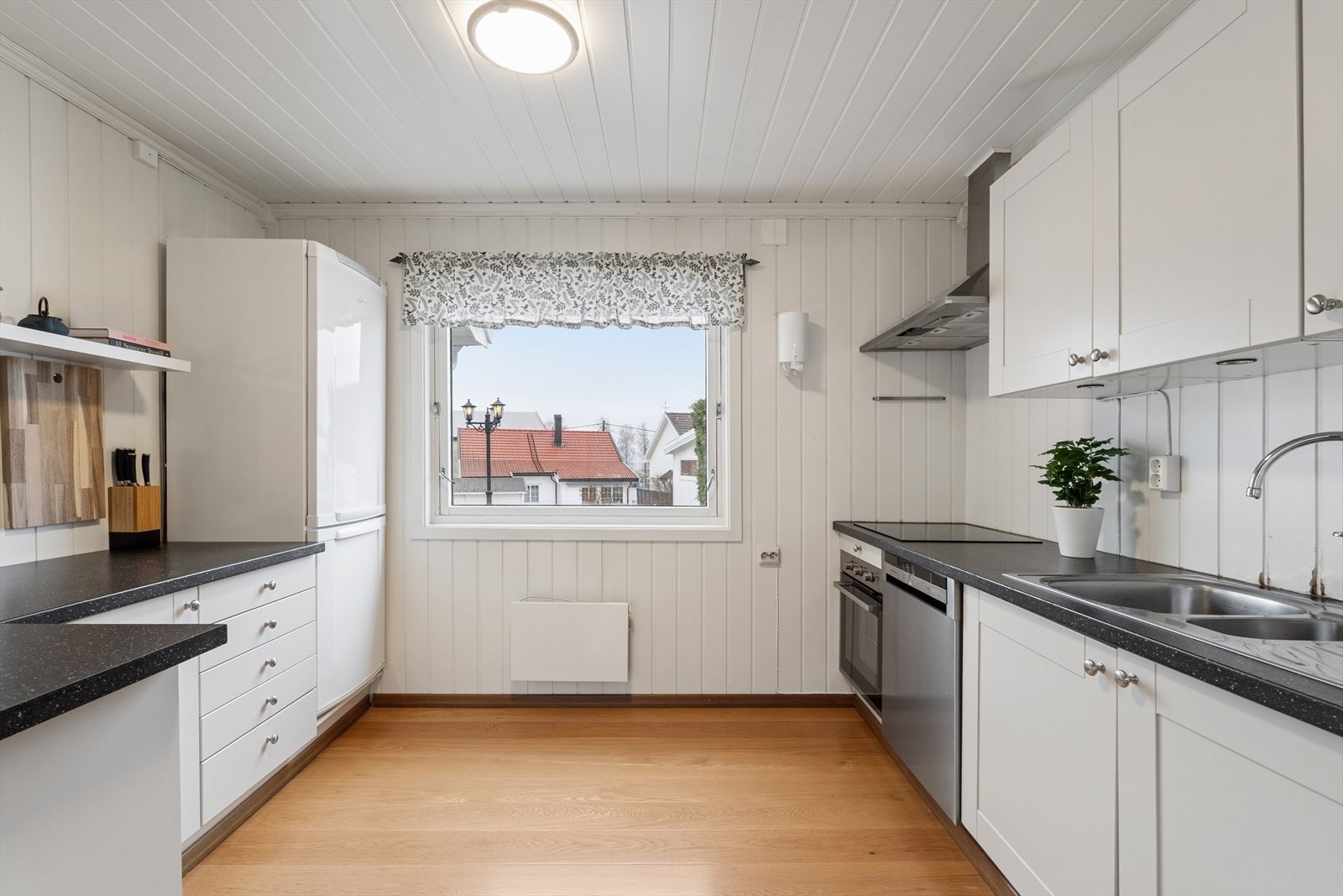 Smakfullt og stort kjøkken med rikelig lagringsplass i både skap og skuffer, samt godt med benkeplass. Galleribilde