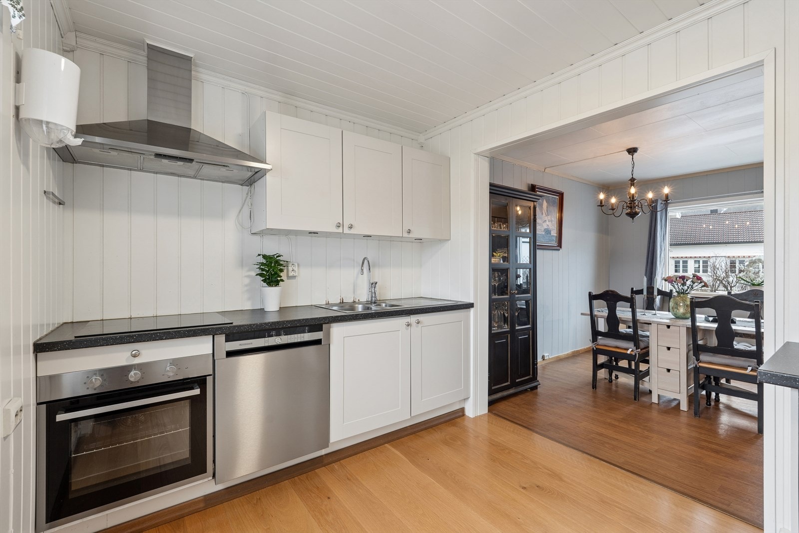 Integrerte hvitevarer består av komfyr og platetopp, og det er plass til frittstående kjøleskap og oppvaskmaskin. Galleribilde