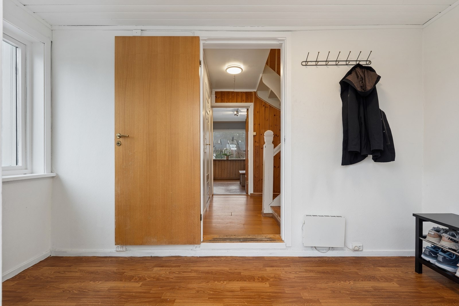 Lys og trivelig entré med god plass til yttertøy og sko. Galleribilde