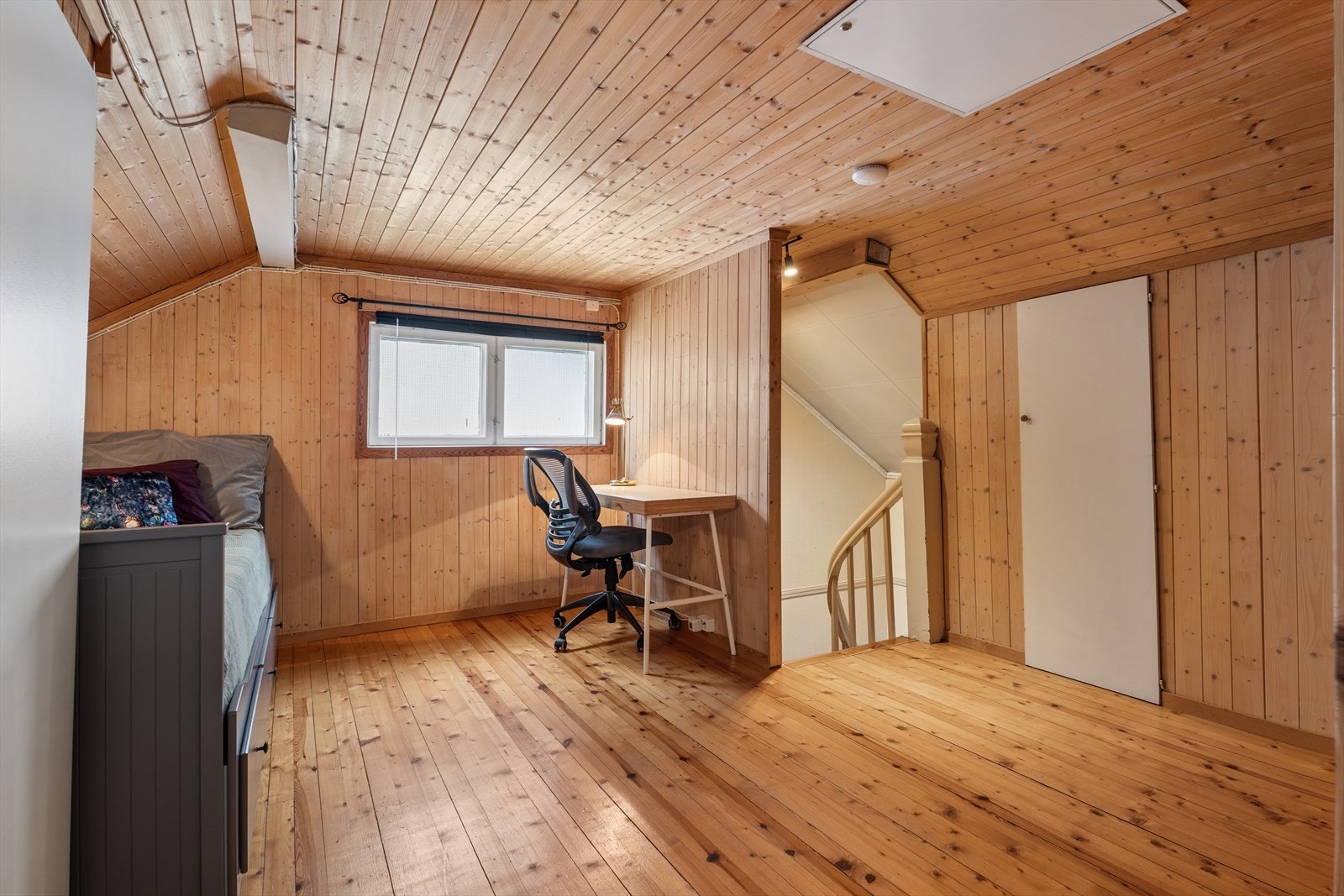 Fra loftstuen er det adkomst til et kaldt loft for ekstra lagring via en loftsluke. Galleribilde