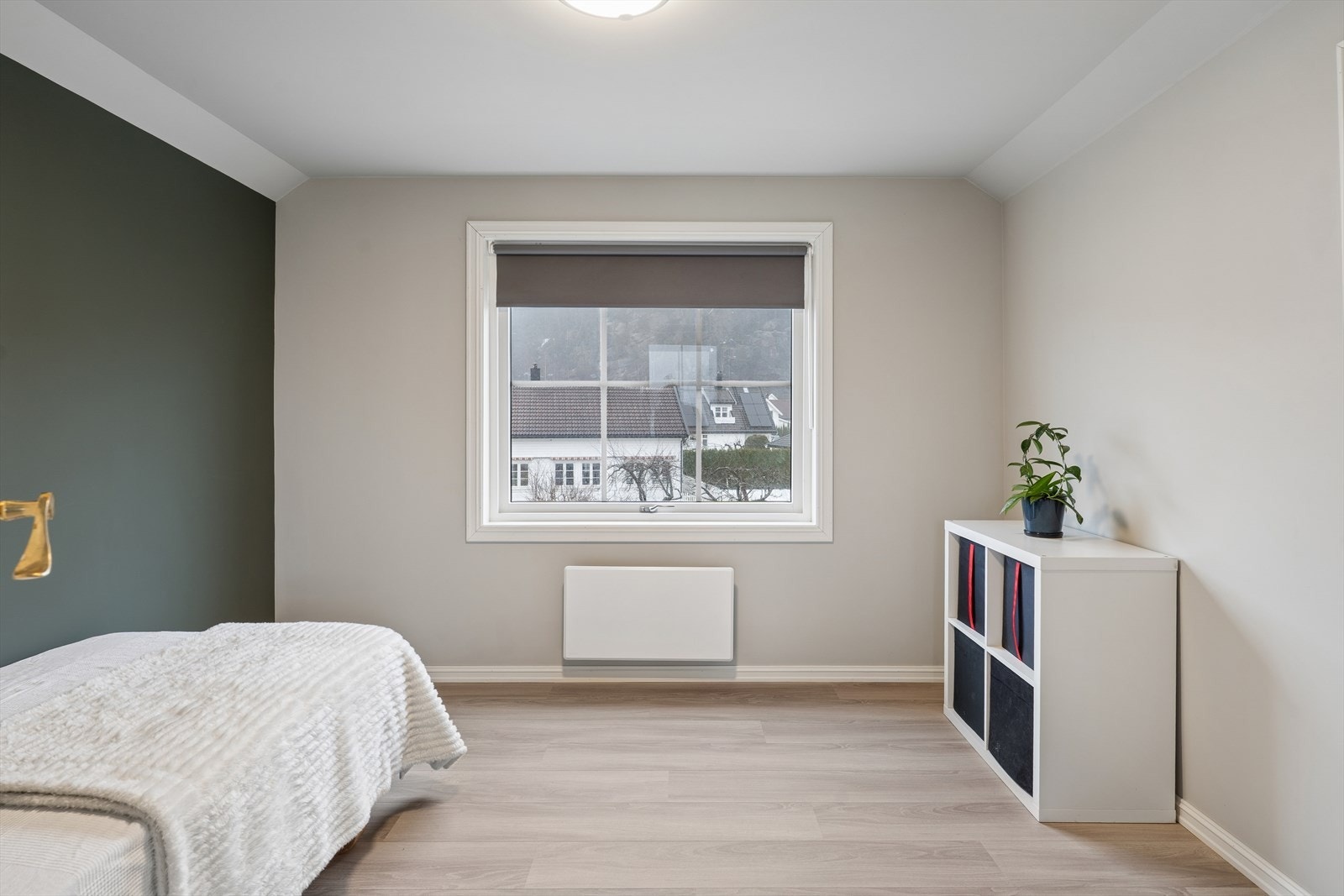 Lyst og trivelig soverom med fint utsyn. Galleribilde