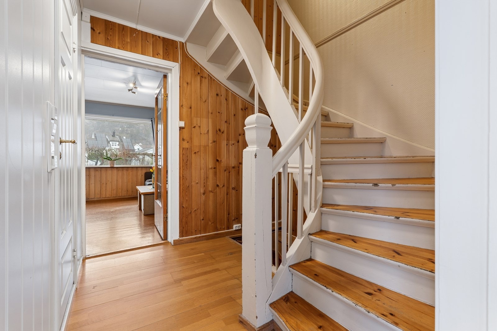 Hall med trappeadkomst til boligens øverste plan, et innbydende førsteinntrykk. Galleribilde