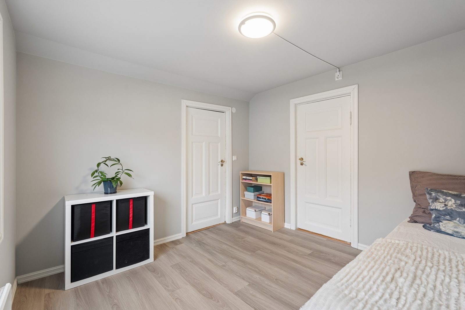 Soverommene kan enkelt tilpasses ulike behov, enten du ønsker kontor, gjesterom eller barnerom, gir planløsningen stor fleksibilitet. Galleribilde