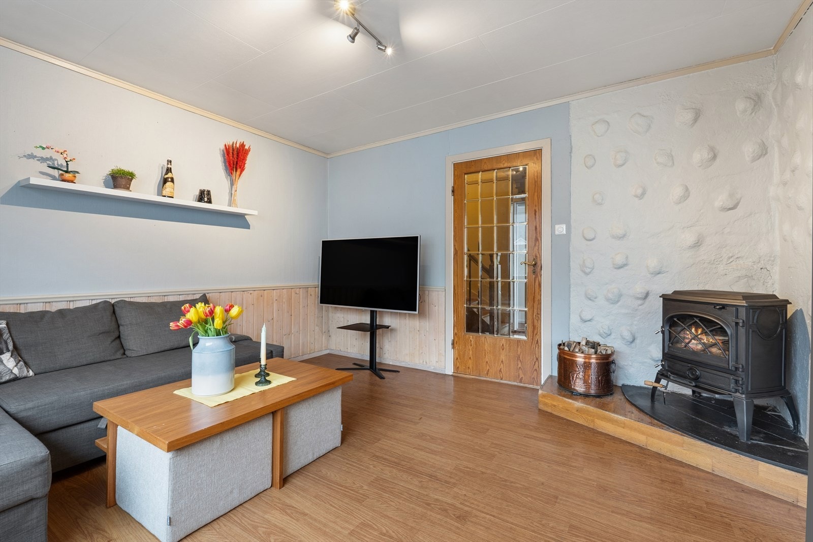 Hovedstuen har en stemningsfull peisovn som bidrar til et behagelig inneklima året rundt. Galleribilde