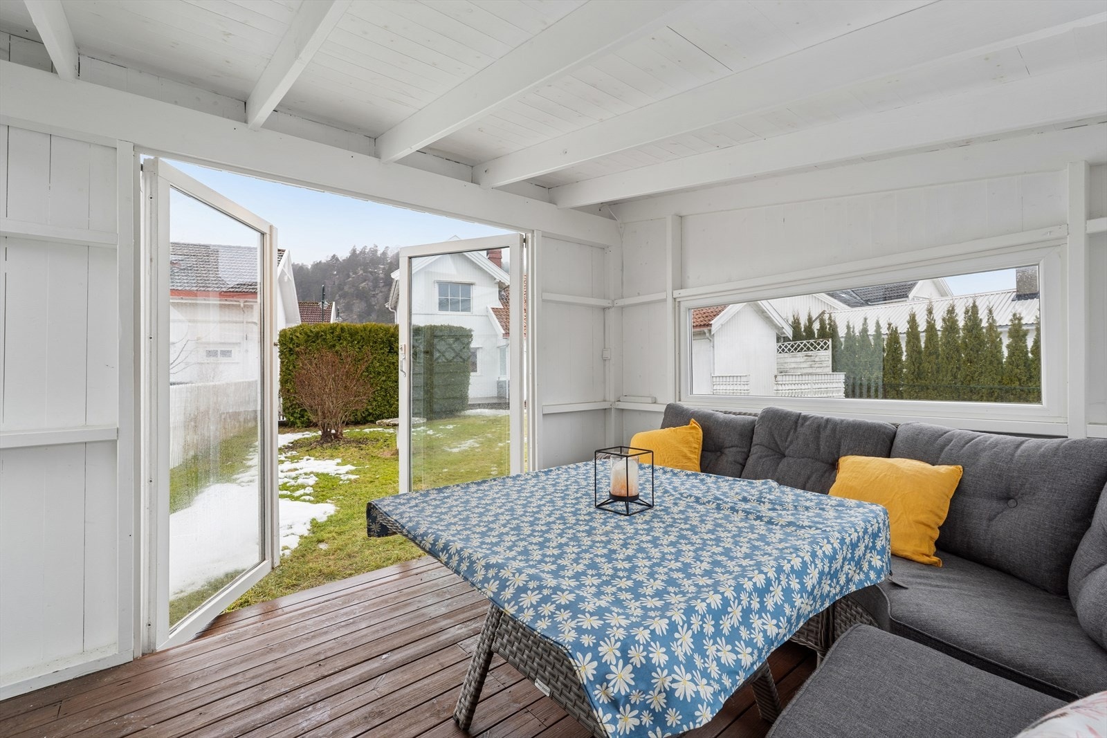 Med dører som kan åpnes helt, viskes skillet mellom ute og inne ut på varme dager. Galleribilde