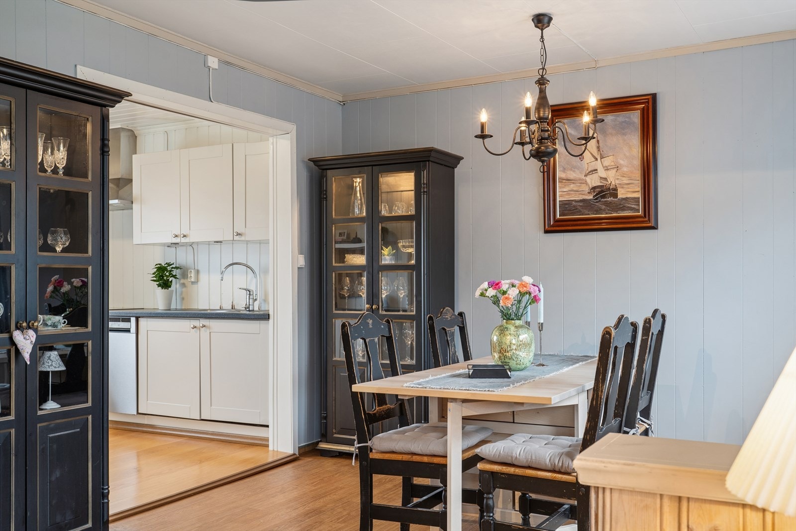 Kjøkkenet ligger i et separat rom med praktisk tilknytning til spisestuen. Galleribilde