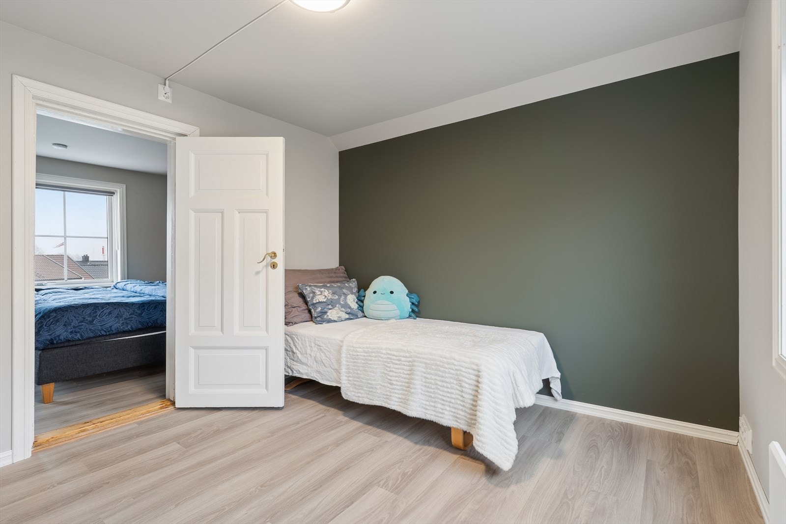 Soverommene har plass til seng, nattbord og annet ønskelig møblement. Galleribilde