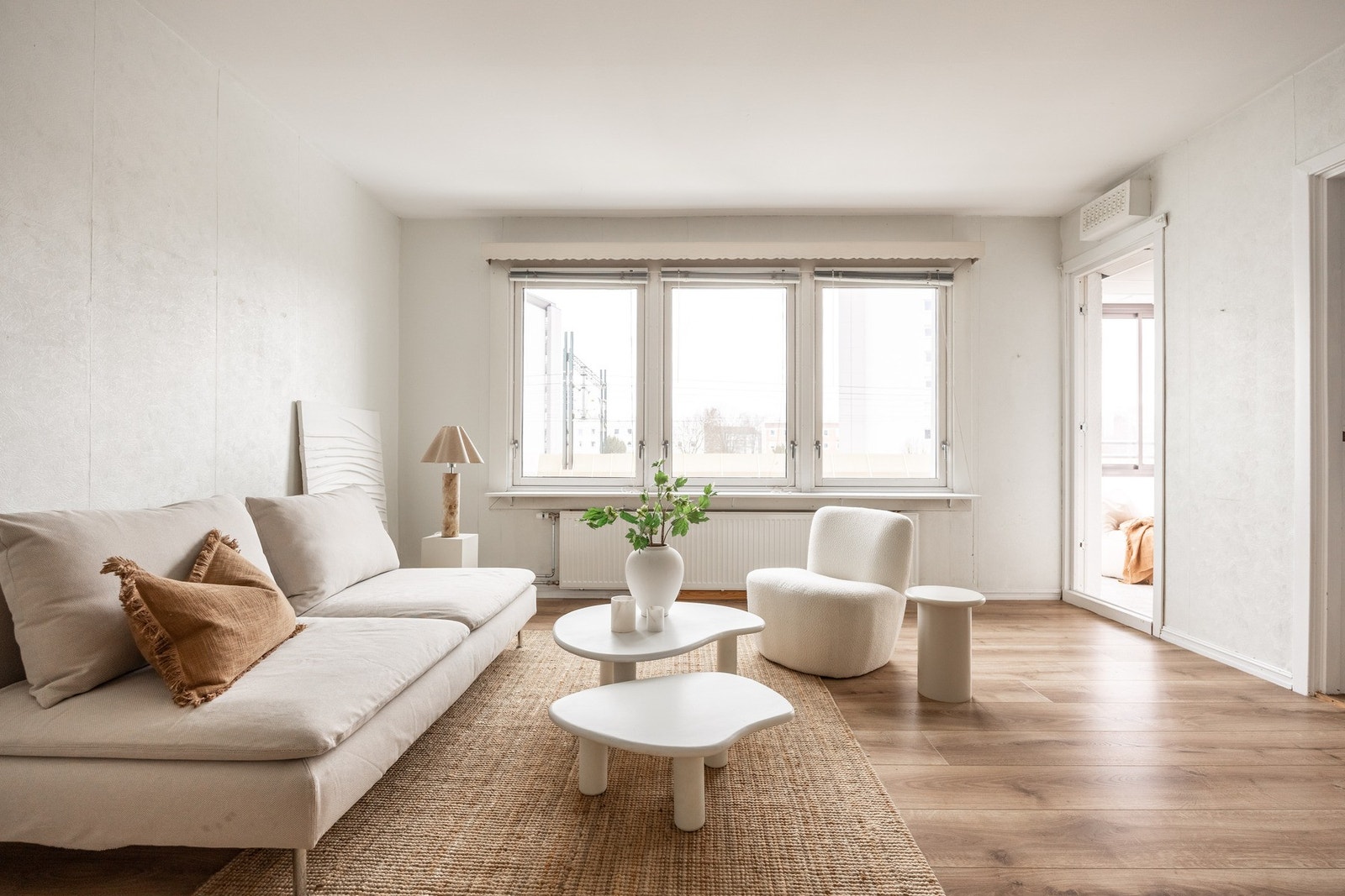 Store vindusflater slipper inn rikelig med naturlig lys, som skaper en god romfølelse. Galleribilde
