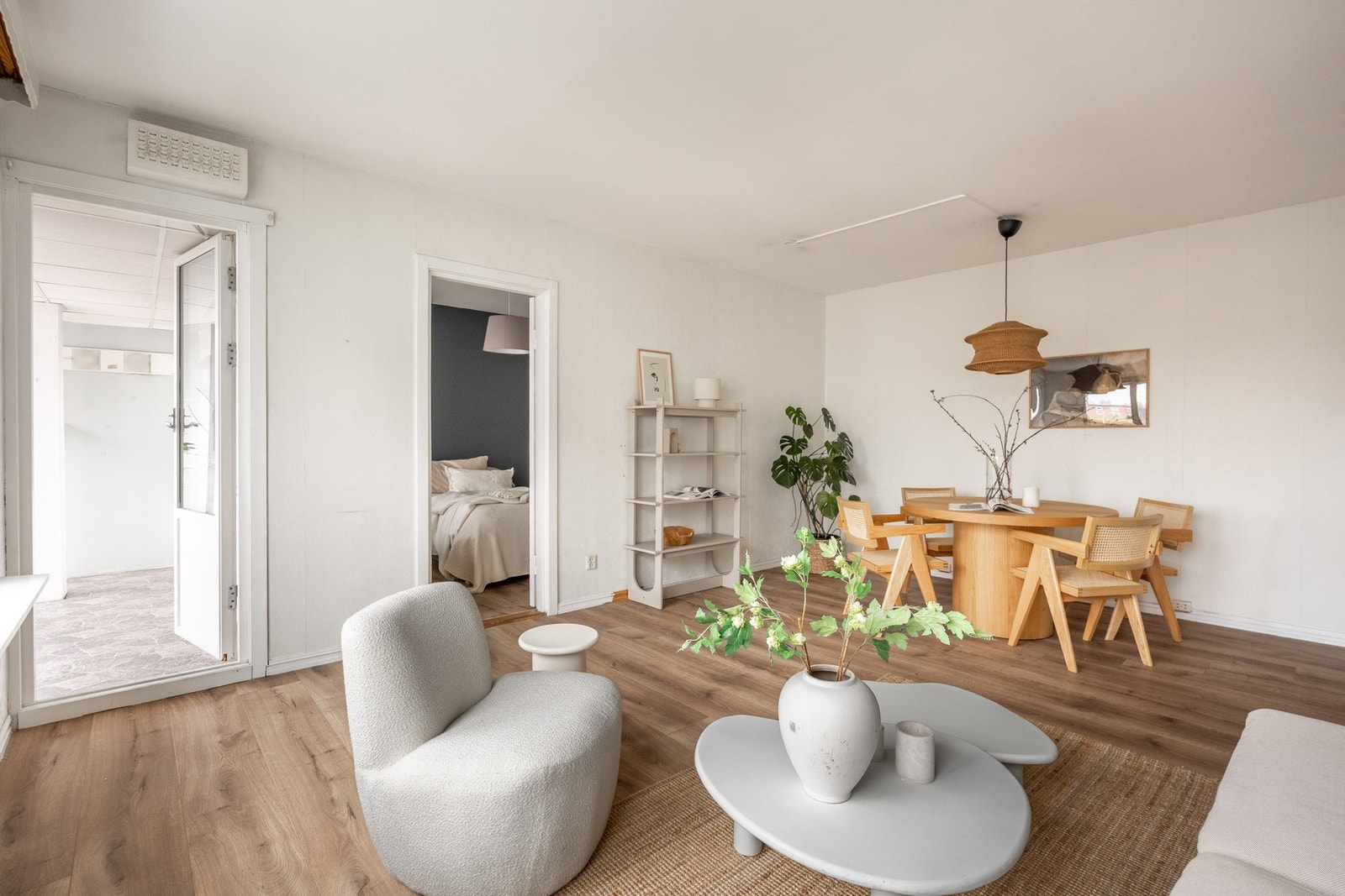 Overflatene er malt i en lys fargetone, og på gulvet er det laminat. Galleribilde