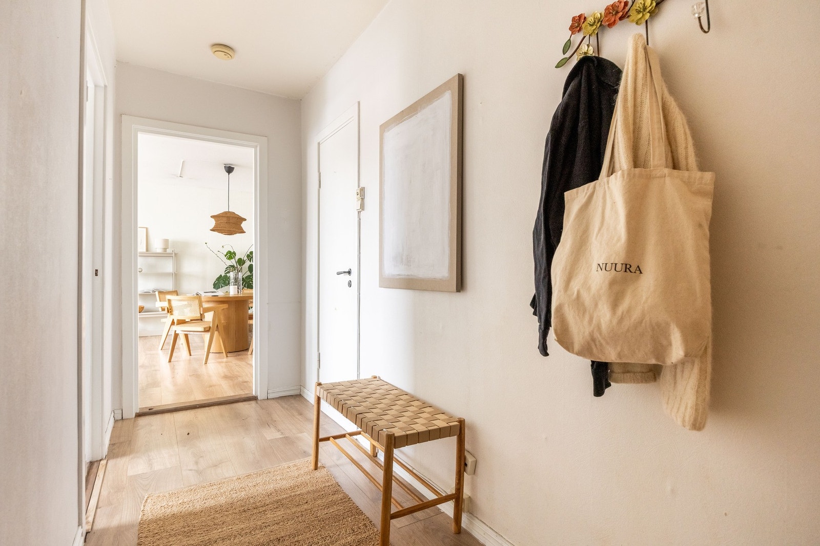 Gang med rom for klesoppheng og oppbevaring av sko. Galleribilde