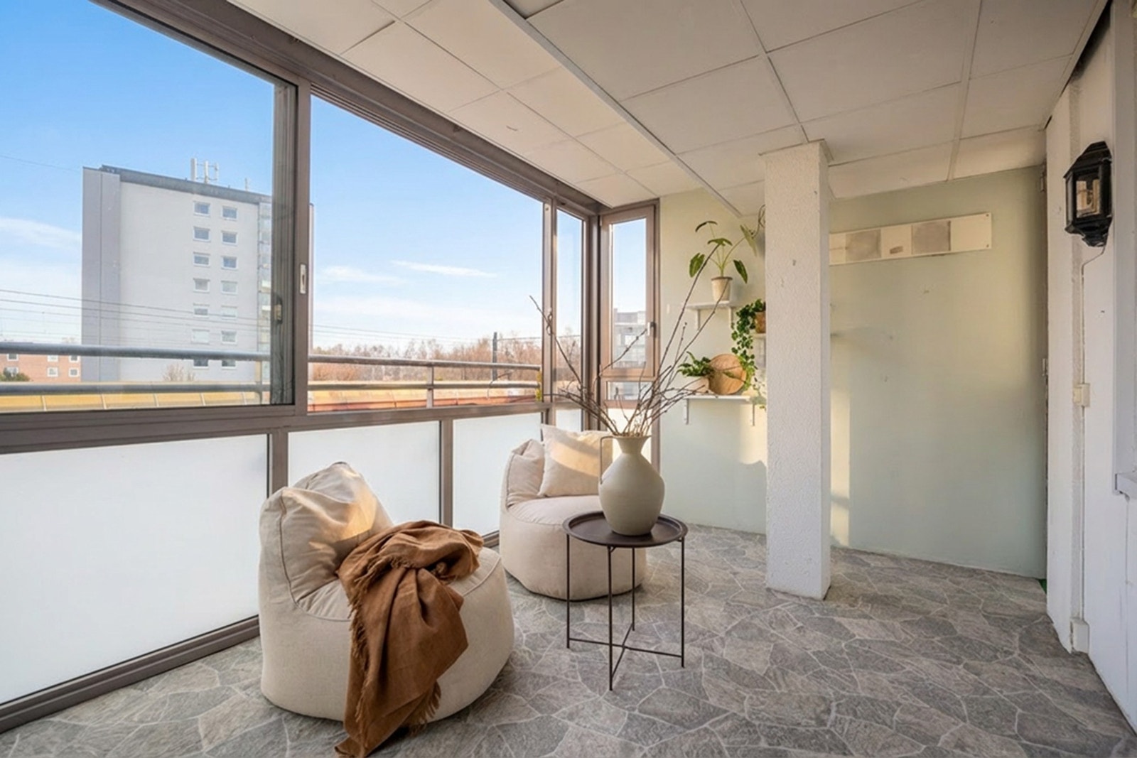 Leiligheten har en stor, innglasset balkong. Galleribilde