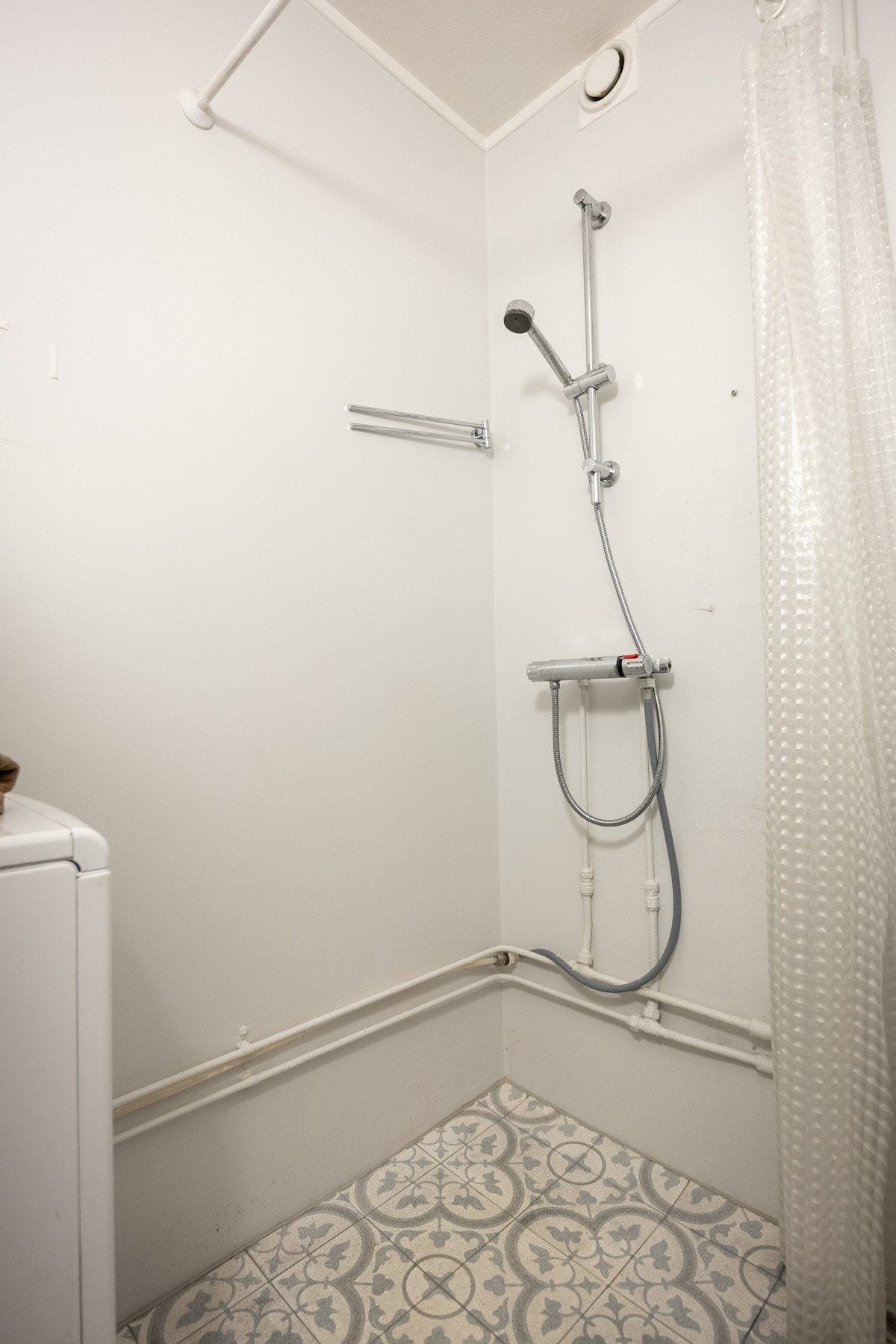 Badet er innredet med vegghengt servant med armatur, speil med overlys, dusjhjørne med forheng, vegghengt dusjarmatur, samt gulvstående toalett. Mekanisk avtrekk med ventil i vegg. Galleribilde