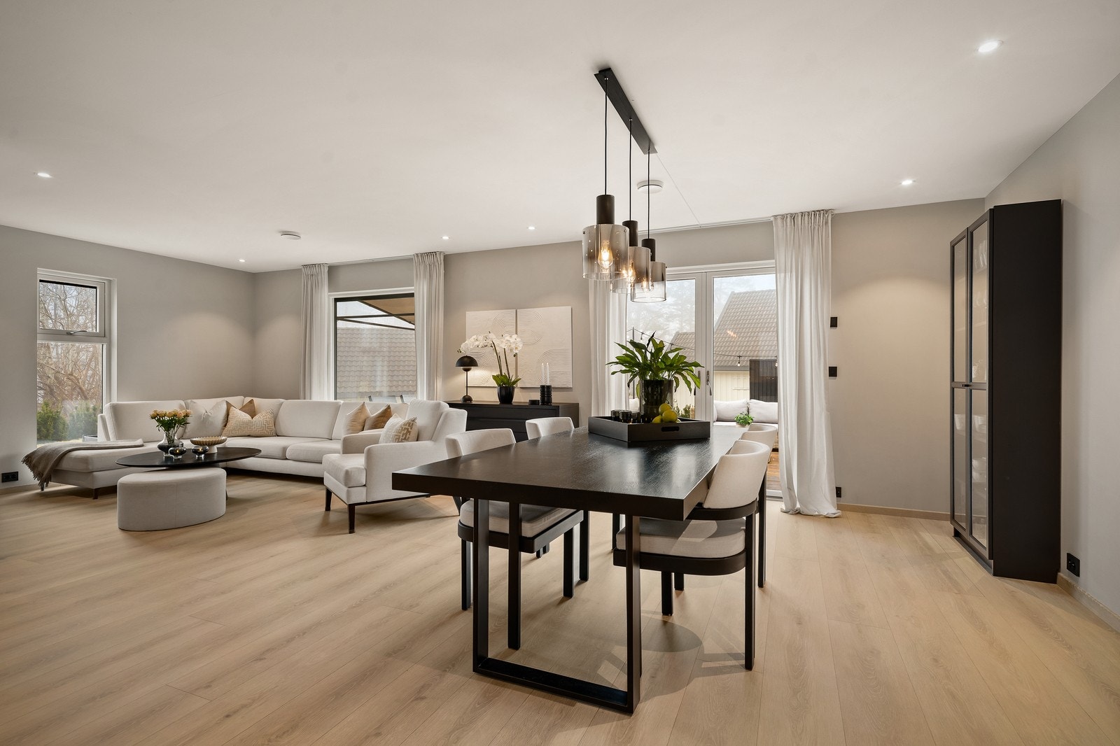 I hovedetasjen finner du boligens sosiale samlingspunkt. Stuen har en fin utforming med god møbleringsfrihet. Galleribilde