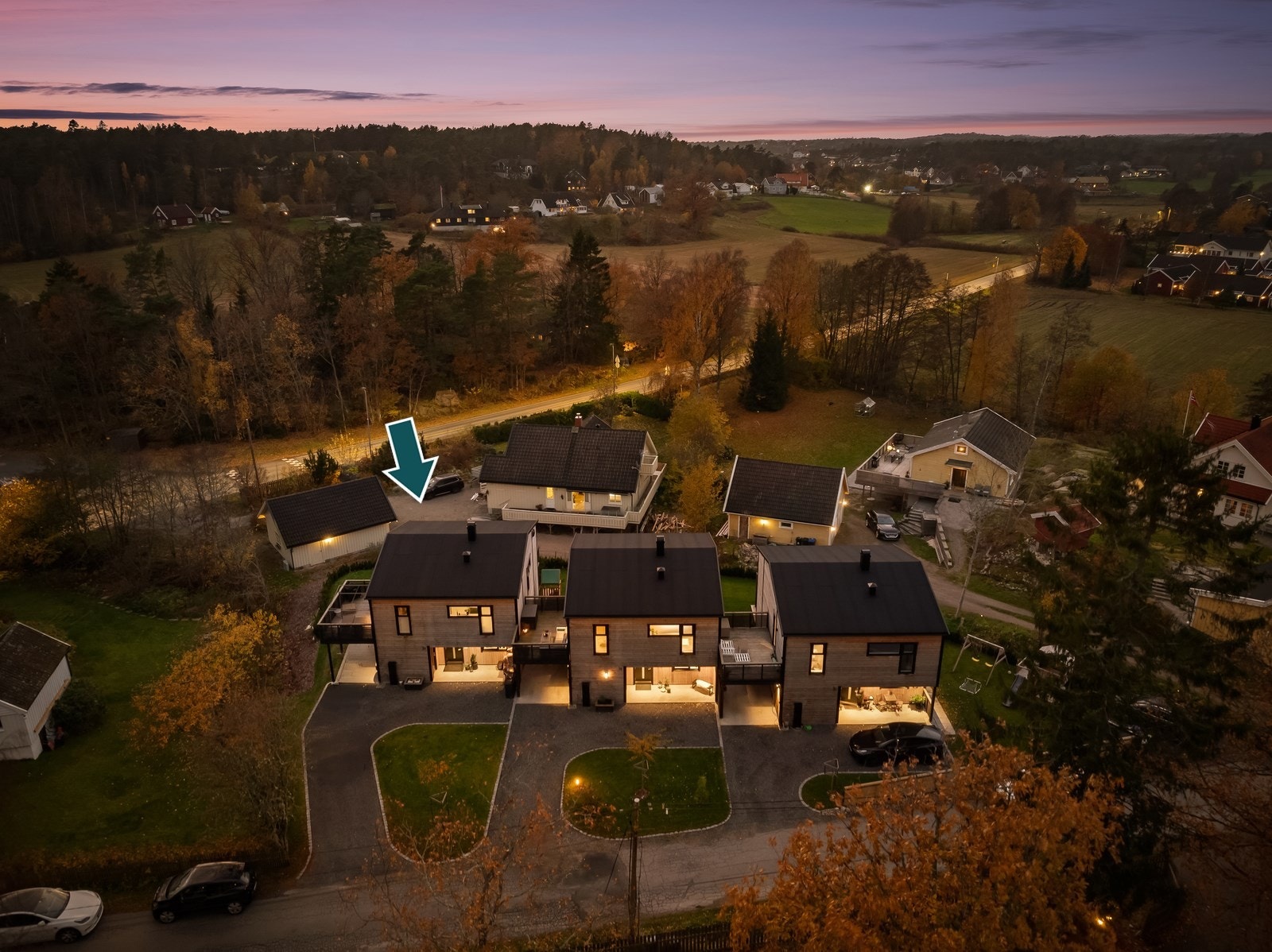 Eiendommen ligger i landlige omgivelser på Slevik, med kort vei til Gressvik. Området er rolig og naturskjønt, med fine rekreasjonsområder i umiddelbar nærhet. Galleribilde