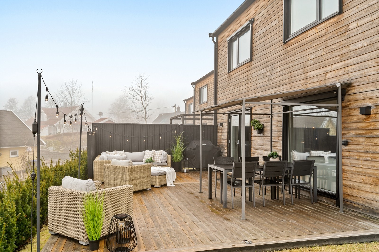 Til tross for en tåkete dag for fotografering, kan man se at boligens terrasse på 36kvm, virkelig er noe å glede seg over til sommeren! Galleribilde