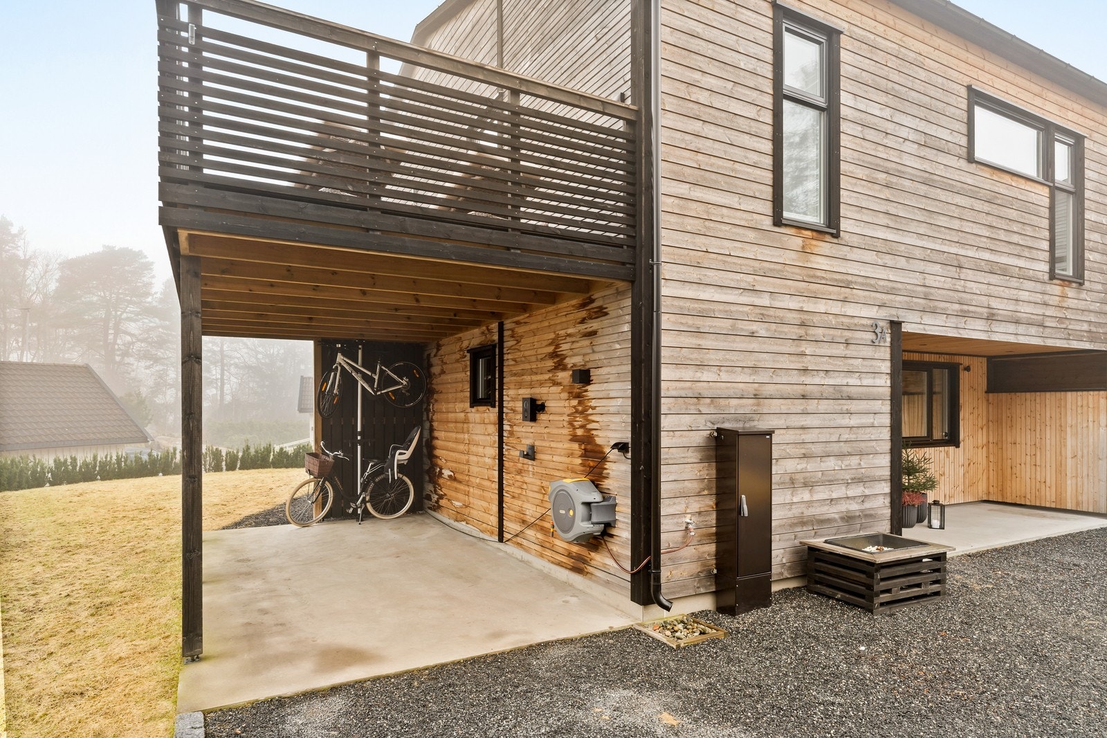 Carport med elbillader Galleribilde