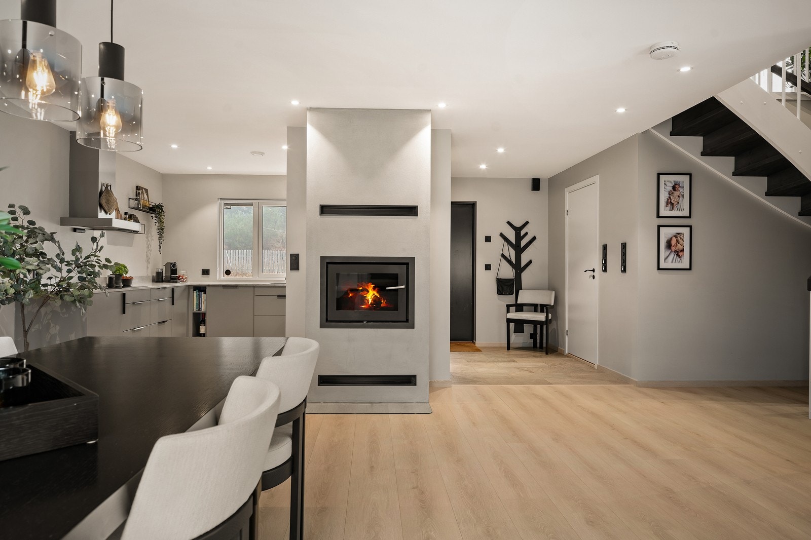 Boligen varmes opp med varmepumpe, varmekabler og vedovn. Meget behagelig med varme i gulvene i første etasje, samt bad i andre etasje Galleribilde