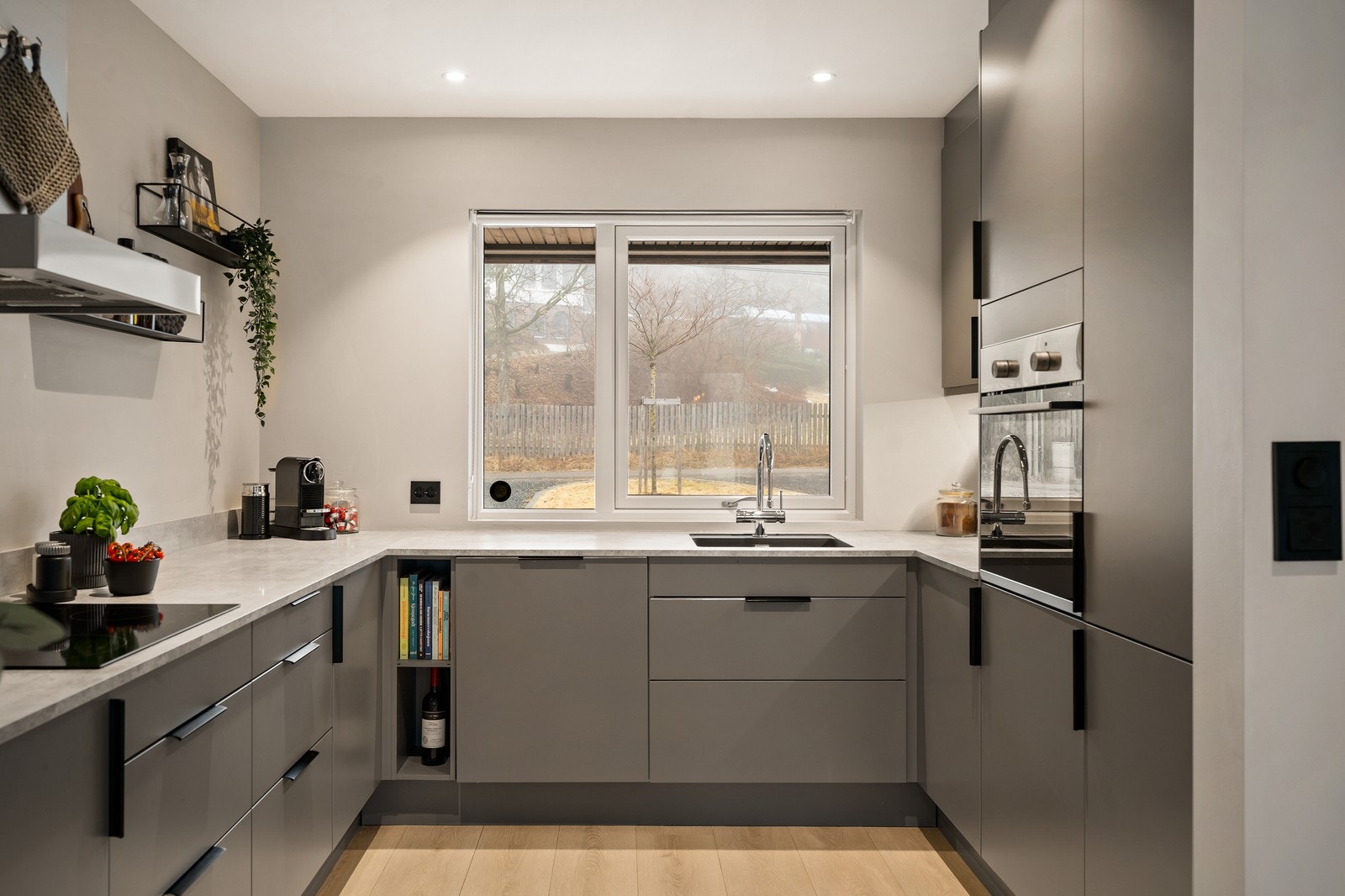 Flott Sigdal-kjøkken med integrerte hvitevarer Galleribilde