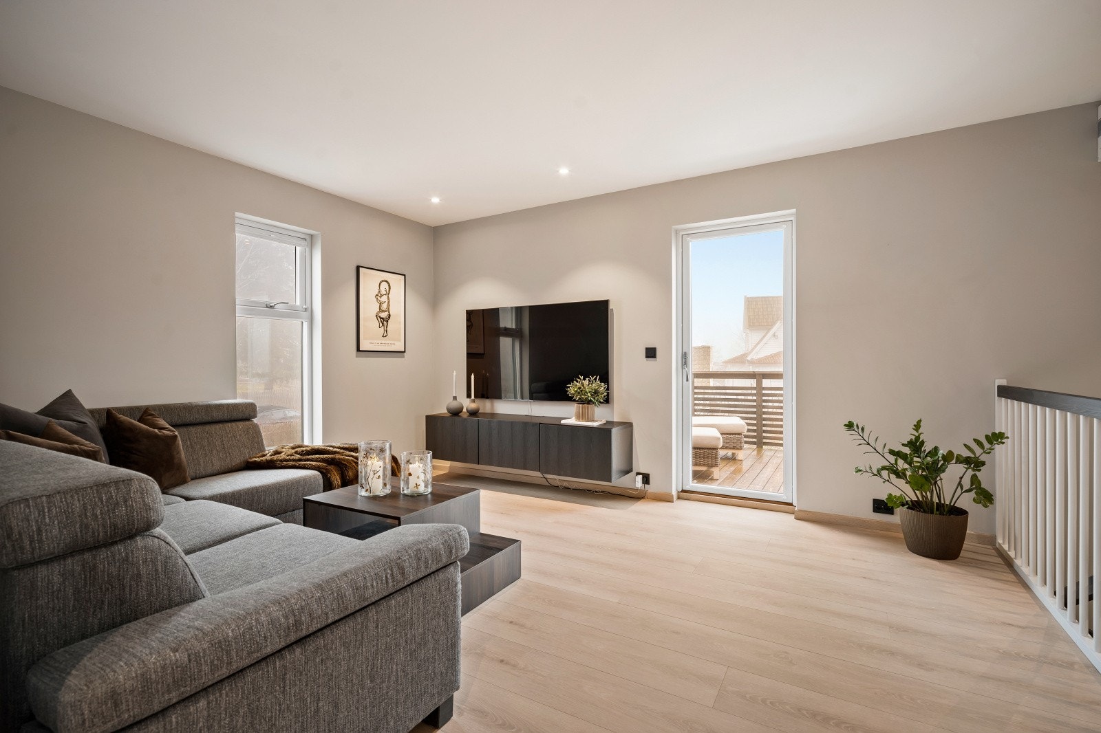 Dersom én stueavdeling ikke skulle være nok, finner du en ekstra stue i boligens 2. etasje - perfekt for barn og ungdommer i huset. Galleribilde